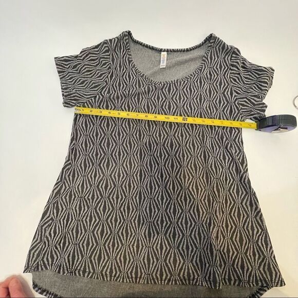 V. Cute Lularoe shirt dips in back modest black and white pattern size Large - Picture 7 of 7